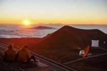 Paar beobachtet Sonnenuntergang in den Bergen — Stockfoto