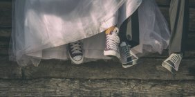 Молодожёны в брезентовой обуви — стоковое фото