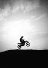 Silhouette de motocross en action — Photo de stock