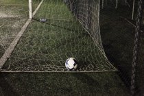 Bola de fútbol en el fútbol gol - foto de stock