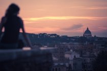Frau mit römischem Sonnenuntergang — Stockfoto