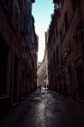Italia, calle romana al amanecer - foto de stock