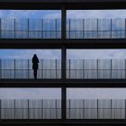 Frau steht auf Balkon — Stockfoto