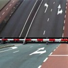 Fahrbahnmarkierung auf gesperrter Brücke — Stockfoto