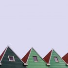 Trois toits en forme de triangle vert — Photo de stock