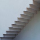Крупный план белой лестницы — стоковое фото