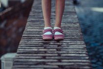 Menina de pé na rua — Fotografia de Stock