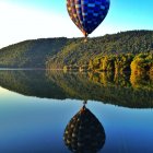 Hot air balloon over lake — Stock Photo
