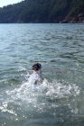 Мальчик плескается в море — стоковое фото