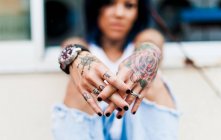 Mujer con las manos tatuadas - foto de stock