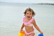 Ragazza in bikini rosa giocare — Foto stock