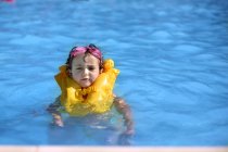 Fille dans la piscine — Photo de stock