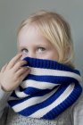 Девушка прячется за шарфом — стоковое фото
