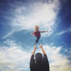 Vater wirft Sohn in die Luft — Stockfoto