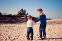Deux garçons sur la plage — Photo de stock