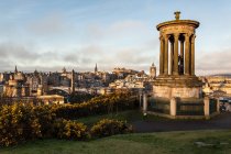 Dugald Stewart Monument and the Edinburgh Old Town — Stock Photo