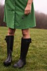 Femme portant des bottes wellington — Photo de stock