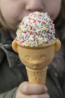 Девушка, держащая мороженое — стоковое фото