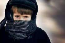 Niño con bufanda - foto de stock