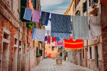 Wäsche hängt über Straße — Stockfoto
