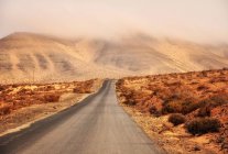 Пустая дорога, Канарские острова, Испания — стоковое фото