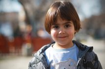 Retrato de un niño sonriente - foto de stock