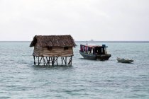 Casa de madera de Bajau laut - foto de stock