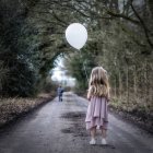 Chica sosteniendo un globo - foto de stock