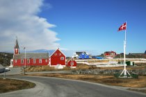 Vista de la Catedral de Nuuk y casas - foto de stock