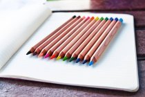 Lápis alinhados em linha — Fotografia de Stock