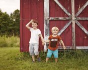 Два мальчика играют в саду — стоковое фото