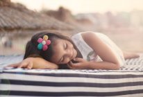 Girl in summer dress dreaming at beach — Stock Photo
