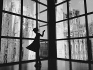 Женщина танцует перед дуомо — стоковое фото