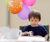Святкування дня народження хлопчика — стокове фото