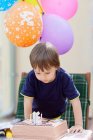 Niño celebrando cumpleaños - foto de stock