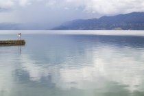 Vue panoramique de la petite jetée sur le lac — Photo de stock