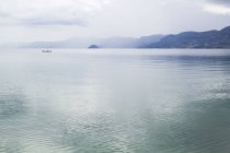 Barco solitario en el lago - foto de stock