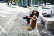 Молодая женщина с собакой на улице — стоковое фото