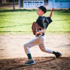 Boy pitching on pitchers mound — Stock Photo