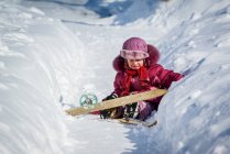 Chica llorando después de caer de esquís - foto de stock