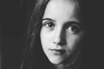 Длинноволосая девочка-подросток — стоковое фото