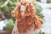 Portrait de jeune femme aux cheveux roux — Photo de stock