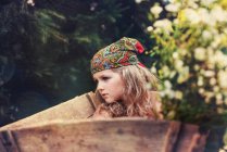Retrato de menina em lenço de cabeça tradicional — Fotografia de Stock