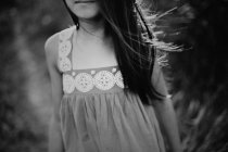Дівчина з вітряним розпущеним волоссям — стокове фото