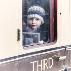 Rapaz a olhar pela janela do comboio — Fotografia de Stock