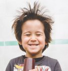 Хлопчик за допомогою фен — стокове фото