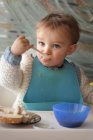 Bambino ragazzo mangiare a tavola — Foto stock