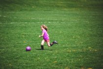 Ragazza che gioca a calcio — Foto stock