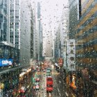 Gouttes de pluie sur fenêtre et vue sur la ville de Hong Kong — Photo de stock