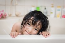 Jeune fille dans la baignoire — Photo de stock